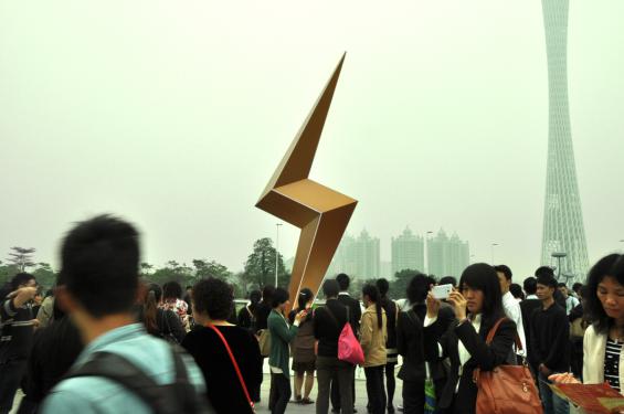 神秘闪电标惊现广州街头 青春快闪引发群众围观