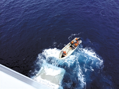 7日，南印度洋，海军“井冈山”舰派出冲锋舟搜索MH370客机。