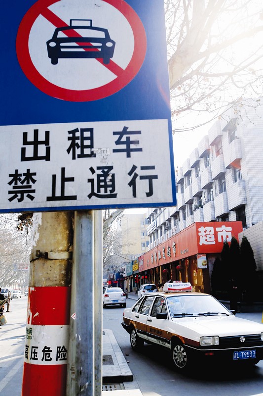 一辆出租车在非机动车道上逆行.