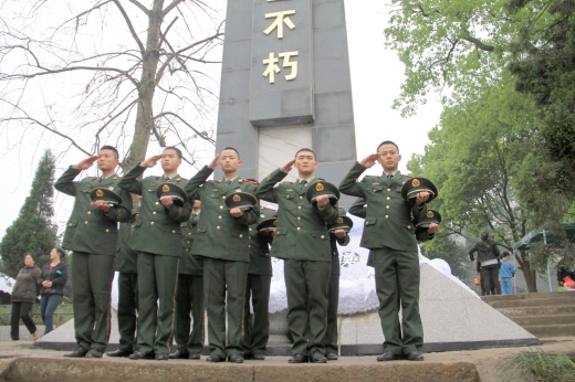 革命英雄纪念碑前,部队官兵脱帽敬礼.