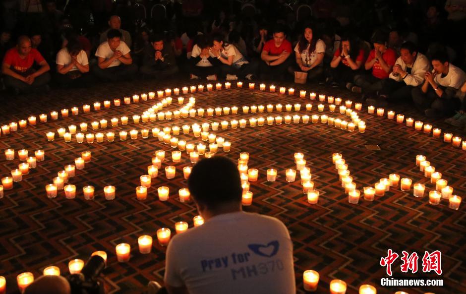4月8日，乘客家属祈福。当日，马航MH370航班失联事件发生满一个月，失联乘客家属在北京丽都饭店举行祈福活动。中新社发 韩海丹 摄