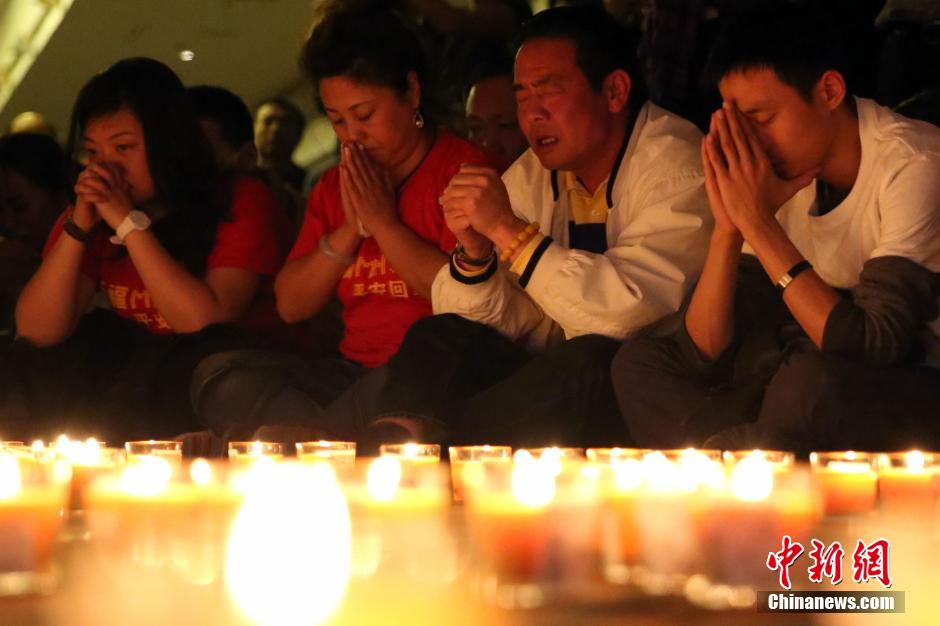 4月8日，乘客家属祈福。当日，马航MH370航班失联事件发生满一个月，失联乘客家属在北京丽都饭店举行祈福活动。中新社发 韩海丹 摄