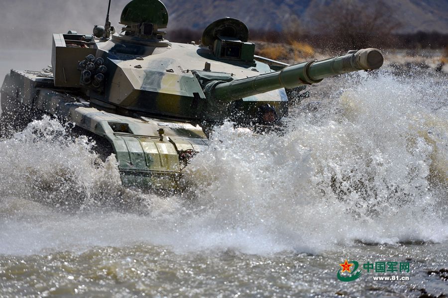 驻藏部队实战演练 新型坦克渡河作战(高清组图