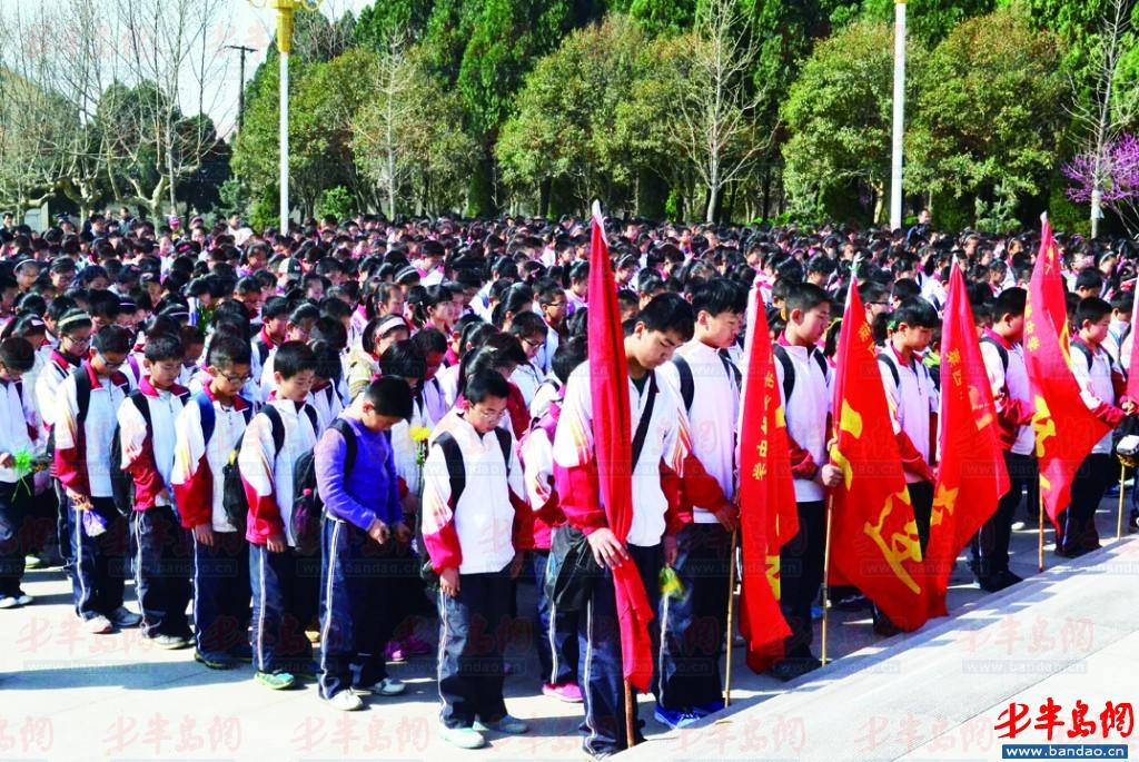 鲜花献英雄,清明祭英烈(图)