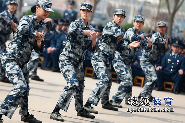 图文:女排军训闭营仪式 惠若琪动作标准