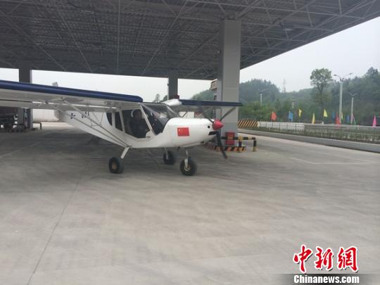 图为8日上午，北川组装的“空中悍马”CH750小飞机在试飞过程中降落加油。 陈艳秋 摄