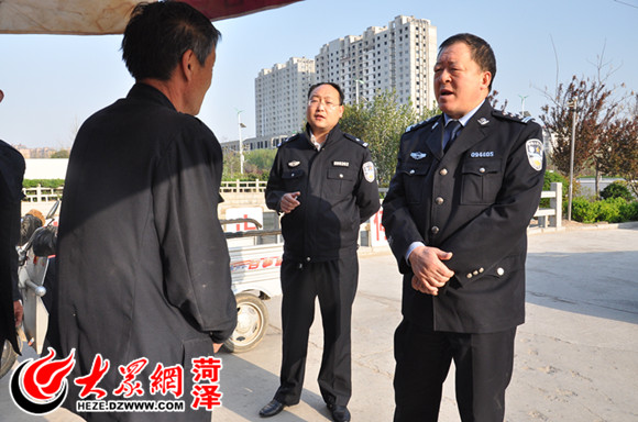 公安局长走进小区的物业办公室探民意……,巨野县公安局每周李昌柱