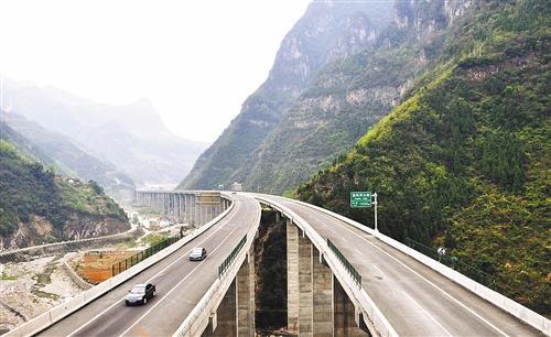 渝宜高速宜巴段试通车(组图)