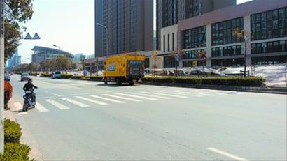断头横道线躺在秀沿路上已有数月.