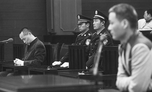 湖北日报讯 图为：昨日下午，在刘维（左一）等7人案庭审现场，另案被告人曾建军（右一）出庭对质。 （本报报道组 摄）