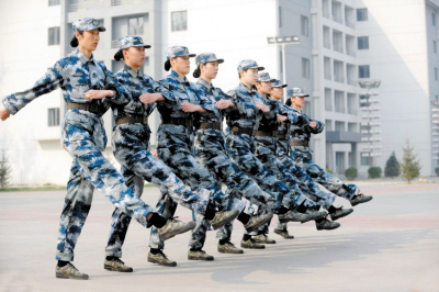 中国女排在军训中。右图为惠若琪。
