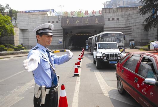 东山隧道出口处半幅通行(图)三峡晚报讯为配合城区东山大道brt项目的