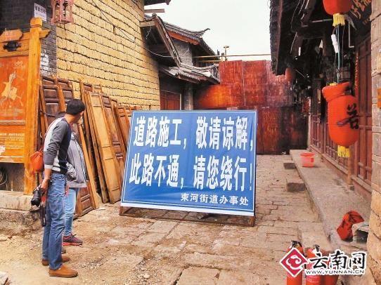 昨日,通往烧毁房屋的路已被木板隔离封闭。