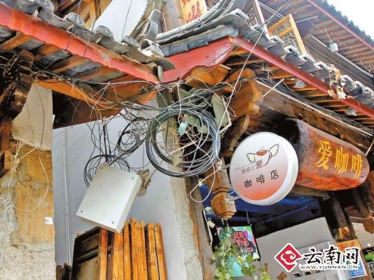 昨日,通往烧毁房屋的路已被木板隔离封闭。