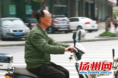 电动车货车相撞一死一伤 骑手年龄无上限留安全隐患