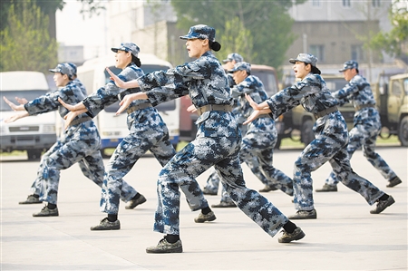 中国女排队员表演军体拳. cfp供图