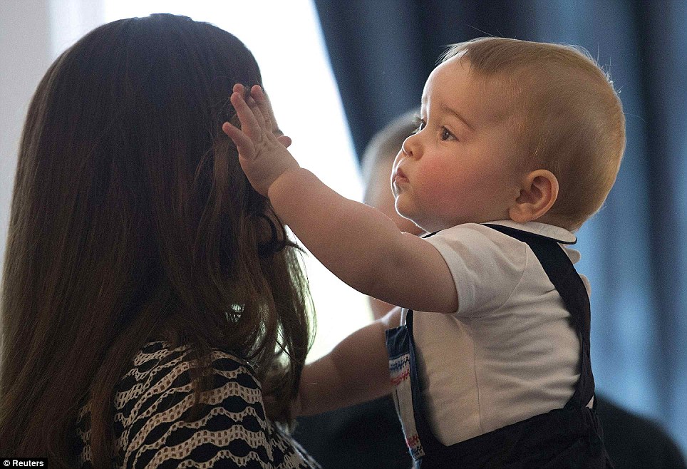 可爱的英国乔治小王子跟母亲撒娇扯头发(组图