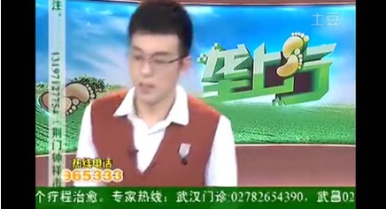 之后，主持人没有再继续评论，而是垂头丧气的从屏幕前无奈走开。