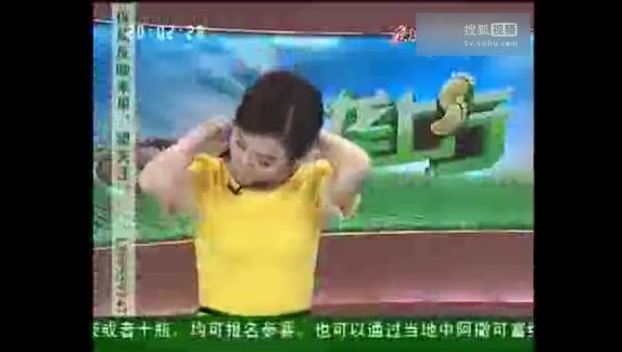 广告后一名女主播走上前台，但她显然没有做好准备。