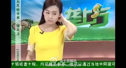 当镜头转向她时，她还在整理着自己的头发。