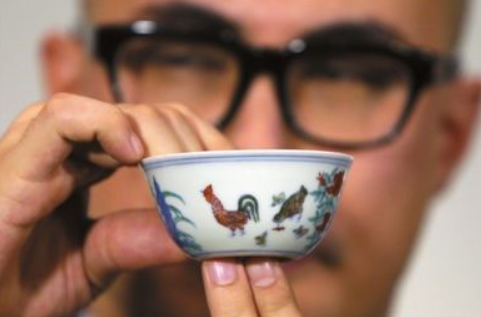 说到子母鸡图,早兴于宋朝,但画在瓷器上则最早开始于成化时期.