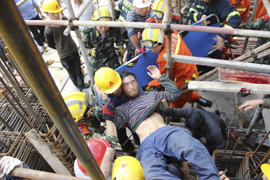 在福建省厦门市思明区育秀东路九龙工地,消防人员在紧急抢救受伤工人
