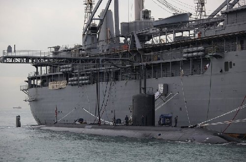 资料图：美国海军“汉普顿号”核潜艇及“弗兰克凯布尔号”补给舰在香港水域停靠。