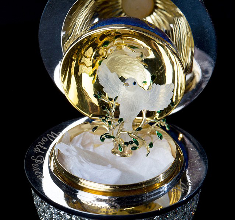 英国一名神秘收藏家近日展出世界上最昂贵的复活节蛋，其壳上镶有1000多颗钻石，价值500万英镑（约合人民币5207万元）。