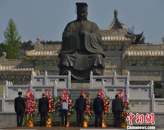 吴氏宗亲敬拜泰伯 李一芳 摄