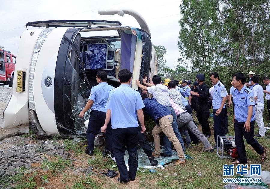 【组图】海南一学校组织学生春游发生车祸 造成8名小学生死亡(组图)