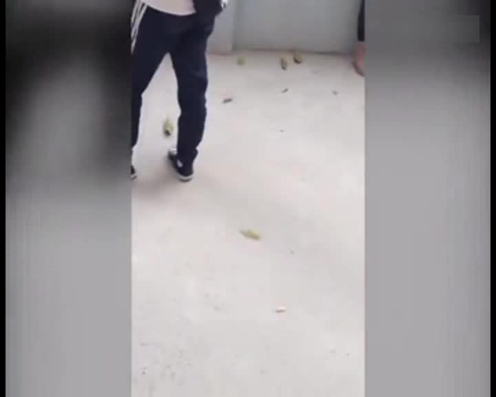 实拍女生在天台被多名男女围扇耳光