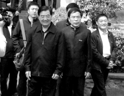 本月9日,胡锦涛参观位于湖南大学中的岳麓书院。