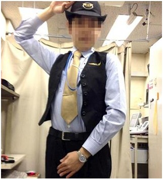 【环球网综合报道】据日本新闻网站“real-story.com”4月8日报道，日本铁路西日本分公司芦屋站某男性工作人员因为自拍女装照并上传到“脸谱”网而受到为期6天的检讨处分。