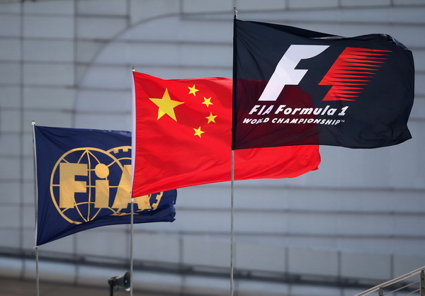 图文:2013赛季f1中国站回顾 赛场边的旗帜