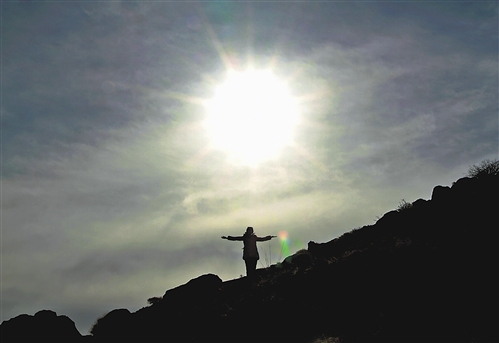 一名游客在多拉神山上