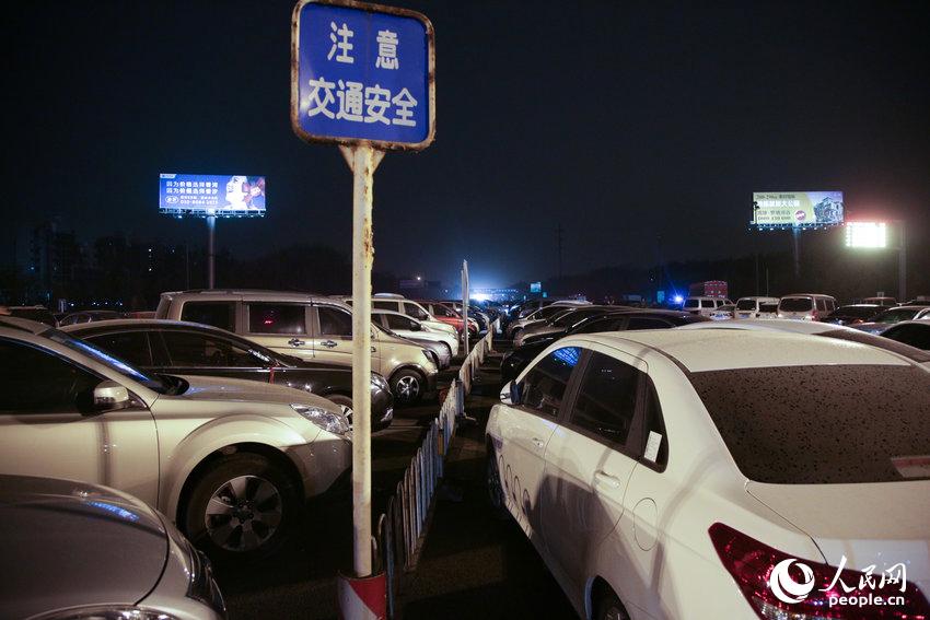 北京执行新外地车限行制度 白鹿办证处连夜排
