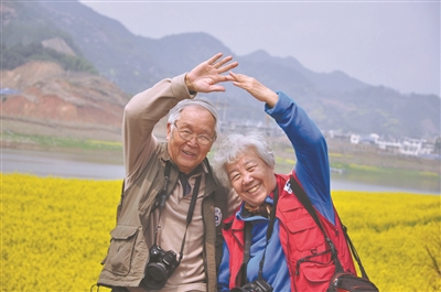 马瑞秀刘春莲夫妇在歙县甜蜜旅游. 翻拍 任东海