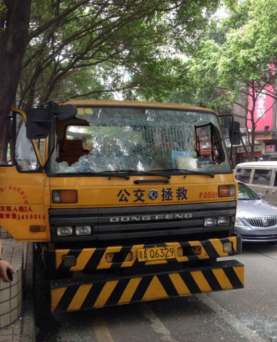 广州1名男子持斧在街头乱砍 砸20余车致2人受