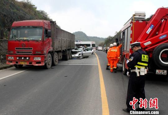一辆轿车失控追尾停靠在路边的大货车. 李爱民 摄-贵阳一轿车追尾高清图片