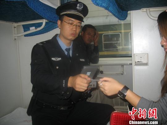 列车上连盗2部手机 乘警调查及时抓获窃贼(组图)