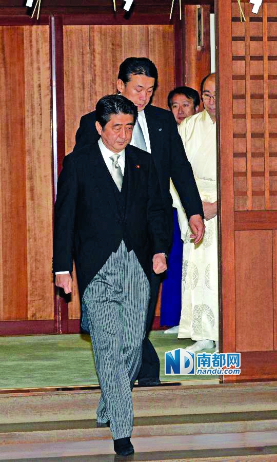 2013年12月26日，日本东京，日本首相安倍晋三(前)悍然参拜供奉有二战甲级战犯的靖国神社。