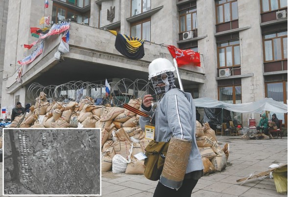 11日，一名戴着面具的乌克兰亲俄分子守卫在他们早前占领的顿涅茨克州政府大楼前。小图为北约公布的俄军在俄乌边界驻兵卫星图。