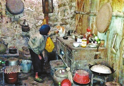 75岁的黄阿婆如今是德保麻风村唯一的村民，常年与三只鸡和一只猫相依为命