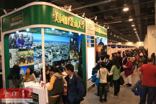 资料图片:2013年11月2日,2013中国国际教育展上人头攒动。新华社发(王振 摄)