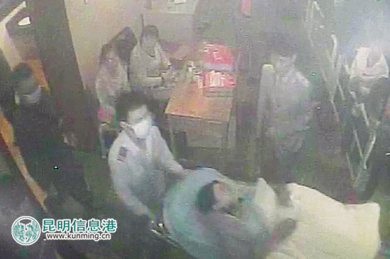 产妇被送进医院见习记者王安卓/视频翻拍