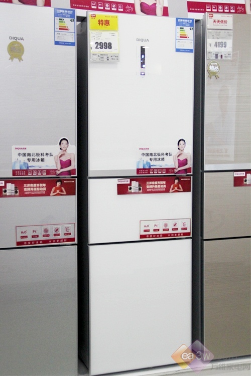 这款帝度BCD-220TGE冰箱在外观上运用了现代的艺术元素,金属外观的质感加上简约的白色,这款冰箱总容积达到了220升,为一家三口提供充足食物保障。