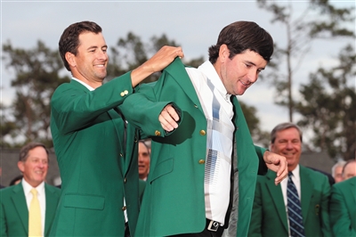 2013年名人赛冠军斯科特亲手为沃森穿上了绿夹克。
