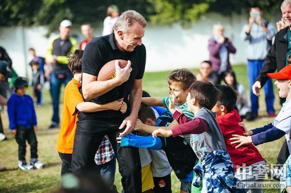 NFL史上最伟大四分卫乔・蒙塔纳在中国与孩子们一起享受橄榄球带来的快乐