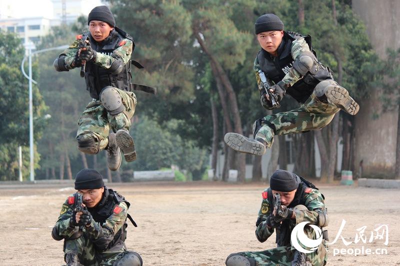 图为训练基地官兵正在进行突击战术训练