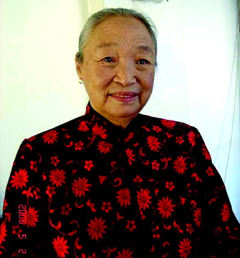 柏青1938年出生于吉林省长春市,父亲是长春市的防火员.